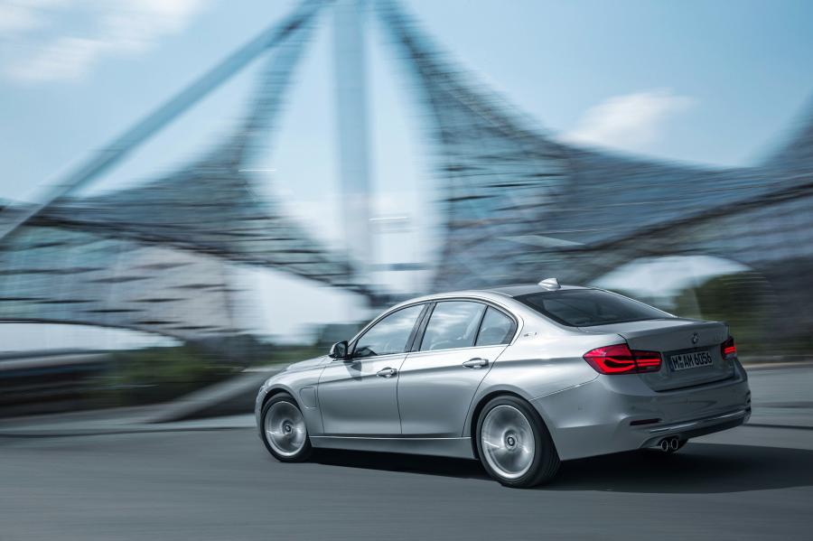  BMW 330e (F30) 2016 года  (WW) (фото 24 из 40)